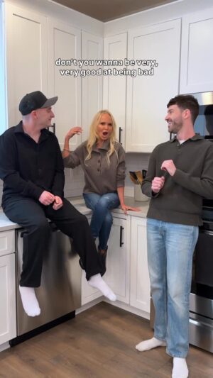 Kristin Chenoweth Instagram - we’re rotten to the core 😈 💜 singing “evil like me” with the iconic @kchenoweth was a dream 🍎 @jonathantilkin #sing #descendants #kristinchenoweth #evillikeme