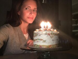 Kristin Davis Instagram - So grateful to be here and healthy and enjoying this wonderful life ! Thank you for the love and support you give me all year long! 💫