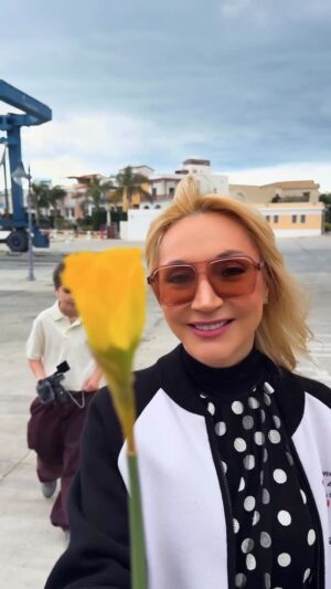 Kristina Orbakayte Instagram - Первое Воскресенье Весны! Праздник жёлтых цветов 🌼 @alla_orfey Весну разрешаем 💛 #кристинаорбакайте #kristinaorbakaite #аллапугачева #праздник @mata.limassol
