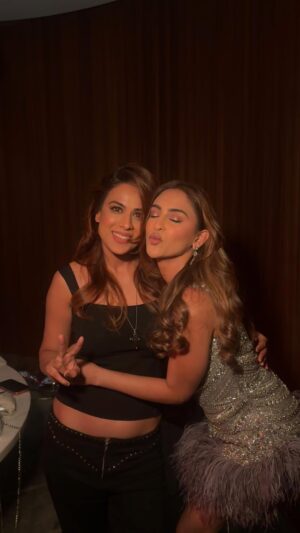 Krystle D'Souza Instagram - It’s behna’s Birthdayyyyy 🎈!
To a lil more Sharaaaaarat her way coz behna is nicer wiser and hotterrr😁💯🥰!!!