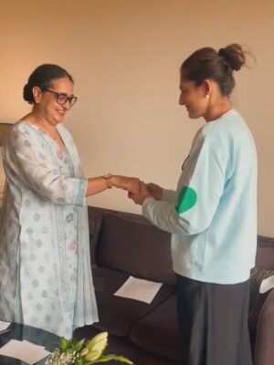Kubbra Sait Instagram - Aaaahhhhh!!! Eiddddiiii after soooo many yearsssss
Yaaayyy!!!
The littlest joys of Eid 🌙 Eid Mubarak again Hoomans.
@yasusait #Mumma #eid #Eidi