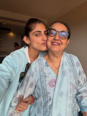 Kubbra Sait Instagram - Aaaahhhhh!!! Eiddddiiii after soooo many yearsssss 

Yaaayyy!!!

The littlest joys of Eid 🌙 Eid Mubarak again Hoomans.

@yasusait #Mumma #eid #Eidi