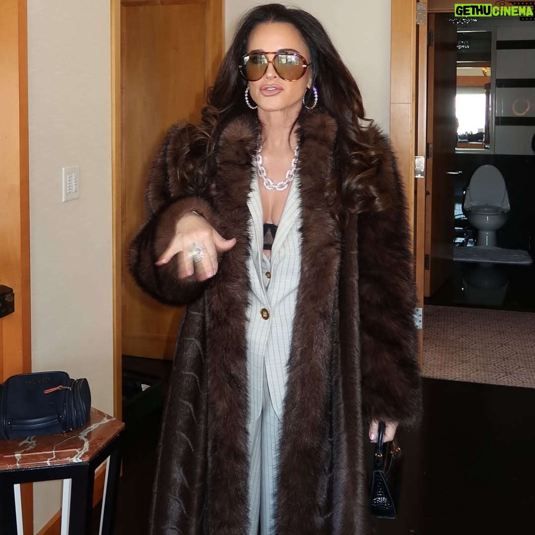 Kyle Richards - 108.3K Likes - Channeling my Mom 💅😎

Suit @lagencefashion 
Coat @ducielondon 
Glasses @amazonlive (on my page) 
Make up @karinamorxoxo 
Hair @chrisrussellhair 
Jewlery @melindamaria_jewelry