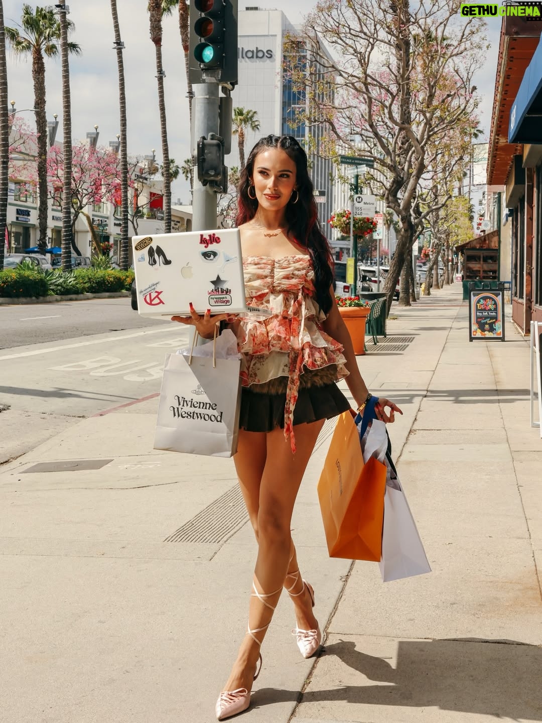 Kylie Cantrall - 64.2K Likes - life i may not know, but shopping in the valley…. that i know 💕💕💕👠👠🛍️🛍️

@alexandriapictures