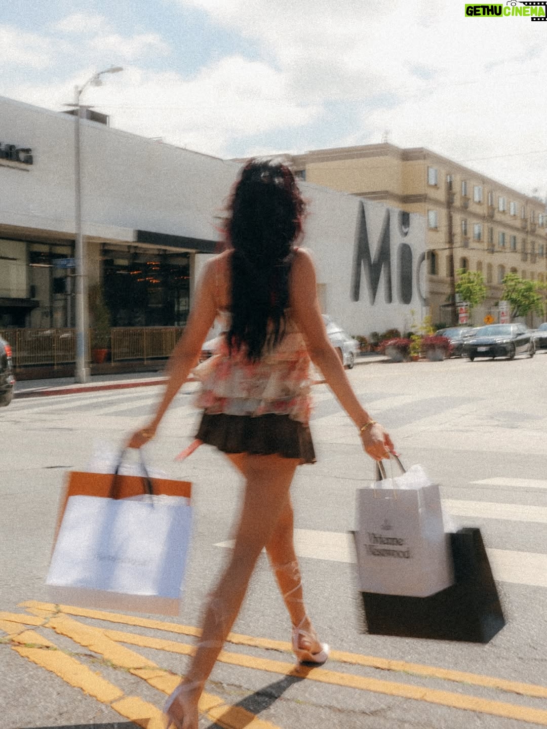 Kylie Cantrall - 64.2K Likes - life i may not know, but shopping in the valley…. that i know 💕💕💕👠👠🛍️🛍️

@alexandriapictures