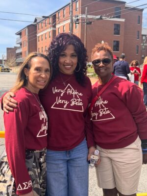 Kym Whitley Instagram - 100 years celebration #alphabeta100years 
DeltaSigmaThetaSororityInc FISK UNIVERSITY 💙💛 we had a ball, I love my sorors! There was even an AKA and  a Kappa the group! The President of Fisk University, Dr. Walter Clark she’s about her business and is always fly! #AOML ❤️🫶🏽🔺