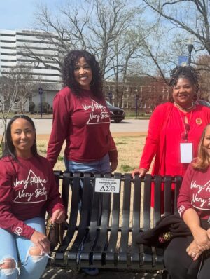 Kym Whitley Instagram - 100 years celebration #alphabeta100years 
DeltaSigmaThetaSororityInc FISK UNIVERSITY 💙💛 we had a ball, I love my sorors! There was even an AKA and  a Kappa the group! The President of Fisk University, Dr. Walter Clark she’s about her business and is always fly! #AOML ❤️🫶🏽🔺