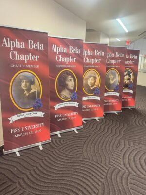 Kym Whitley Instagram - 100 years celebration #alphabeta100years 
DeltaSigmaThetaSororityInc FISK UNIVERSITY 💙💛 we had a ball, I love my sorors! There was even an AKA and  a Kappa the group! The President of Fisk University, Dr. Walter Clark she’s about her business and is always fly! #AOML ❤️🫶🏽🔺