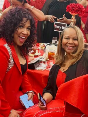 Kym Whitley Instagram - 100 years celebration #alphabeta100years 
DeltaSigmaThetaSororityInc FISK UNIVERSITY 💙💛 we had a ball, I love my sorors! There was even an AKA and  a Kappa the group! The President of Fisk University, Dr. Walter Clark she’s about her business and is always fly! #AOML ❤️🫶🏽🔺