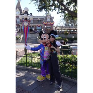 Kyoko Yoshine Instagram - なんと、行けました、
カリフォルニアディズニー😭❤️

楽しすぎました...😭❤️

ミッキーにも会えました...😭❤️

頂いたキングジョージを1日連れ回しました🦫❤️

ありがとうございました....😭❤️

🦫🦎🚀🥥🪵🥔❤️

#カリフォルニアディズニー