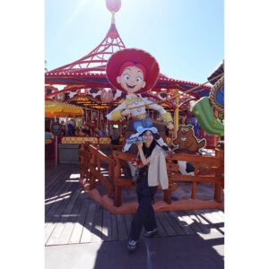 Kyoko Yoshine Instagram - なんと、行けました、
カリフォルニアディズニー😭❤️

楽しすぎました...😭❤️

ミッキーにも会えました...😭❤️

頂いたキングジョージを1日連れ回しました🦫❤️

ありがとうございました....😭❤️

🦫🦎🚀🥥🪵🥔❤️

#カリフォルニアディズニー