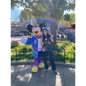 Kyoko Yoshine Instagram - なんと、行けました、
カリフォルニアディズニー😭❤️

楽しすぎました...😭❤️

ミッキーにも会えました...😭❤️

頂いたキングジョージを1日連れ回しました🦫❤️

ありがとうございました....😭❤️

🦫🦎🚀🥥🪵🥔❤️

#カリフォルニアディズニー