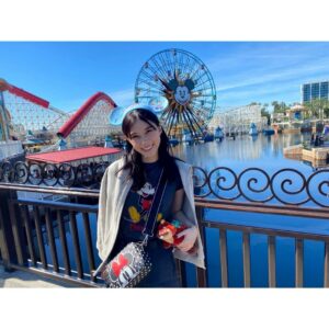 Kyoko Yoshine Instagram - なんと、行けました、
カリフォルニアディズニー😭❤️

楽しすぎました...😭❤️

ミッキーにも会えました...😭❤️

頂いたキングジョージを1日連れ回しました🦫❤️

ありがとうございました....😭❤️

🦫🦎🚀🥥🪵🥔❤️

#カリフォルニアディズニー