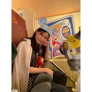 Kyoko Yoshine Instagram - なんと、行けました、
カリフォルニアディズニー😭❤️

楽しすぎました...😭❤️

ミッキーにも会えました...😭❤️

頂いたキングジョージを1日連れ回しました🦫❤️

ありがとうございました....😭❤️

🦫🦎🚀🥥🪵🥔❤️

#カリフォルニアディズニー