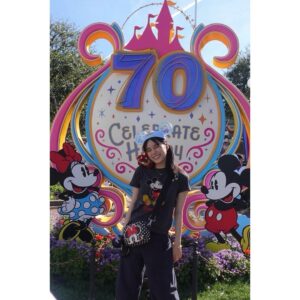 Kyoko Yoshine Instagram - なんと、行けました、
カリフォルニアディズニー😭❤️

楽しすぎました...😭❤️

ミッキーにも会えました...😭❤️

頂いたキングジョージを1日連れ回しました🦫❤️

ありがとうございました....😭❤️

🦫🦎🚀🥥🪵🥔❤️

#カリフォルニアディズニー
