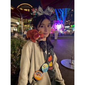Kyoko Yoshine Instagram - なんと、行けました、
カリフォルニアディズニー😭❤️

楽しすぎました...😭❤️

ミッキーにも会えました...😭❤️

頂いたキングジョージを1日連れ回しました🦫❤️

ありがとうございました....😭❤️

🦫🦎🚀🥥🪵🥔❤️

#カリフォルニアディズニー