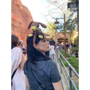 Kyoko Yoshine Instagram - なんと、行けました、
カリフォルニアディズニー😭❤️

楽しすぎました...😭❤️

ミッキーにも会えました...😭❤️

頂いたキングジョージを1日連れ回しました🦫❤️

ありがとうございました....😭❤️

🦫🦎🚀🥥🪵🥔❤️

#カリフォルニアディズニー