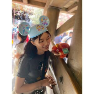 Kyoko Yoshine Instagram - なんと、行けました、
カリフォルニアディズニー😭❤️

楽しすぎました...😭❤️

ミッキーにも会えました...😭❤️

頂いたキングジョージを1日連れ回しました🦫❤️

ありがとうございました....😭❤️

🦫🦎🚀🥥🪵🥔❤️

#カリフォルニアディズニー