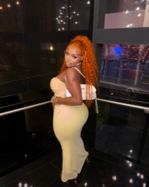 LU KALA Instagram - Happy bday to ME!!!🥳💕 I’m truly becoming the woman of my dreams & I love that for me🧡 24hrs in Toronto with my girls, and we had a time!!!🎈🎂🎉

The Glam?!!! Thank you @viktorpeters & @sslays__ 🥹💕
