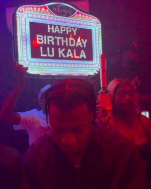LU KALA Instagram - Happy bday to ME!!!🥳💕 I’m truly becoming the woman of my dreams & I love that for me🧡 24hrs in Toronto with my girls, and we had a time!!!🎈🎂🎉

The Glam?!!! Thank you @viktorpeters & @sslays__ 🥹💕