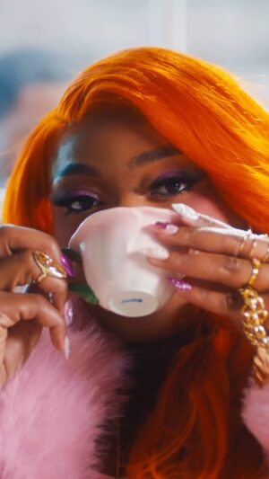 LU KALA Instagram - WORK music video OUT NOW!!!💵💅🏾🧡
Directed by: @supo_supreme 
Styled by: @jessmademewearit 
Glam: @makeupwdre 
Hair: @touchedbyrii