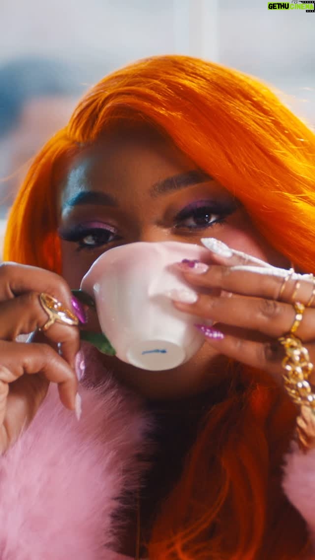 LU KALA - 1.3K Likes - WORK music video OUT NOW!!!💵💅🏾🧡
Directed by: @supo_supreme 
Styled by: @jessmademewearit 
Glam: @makeupwdre 
Hair: @touchedbyrii