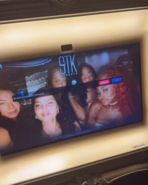 LU KALA Instagram - Happy bday to ME!!!🥳💕 I’m truly becoming the woman of my dreams & I love that for me🧡 24hrs in Toronto with my girls, and we had a time!!!🎈🎂🎉

The Glam?!!! Thank you @viktorpeters & @sslays__ 🥹💕