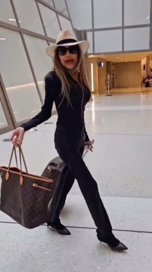 La Toya Jackson Instagram - A lovely evening at the Lambertz event. Now back to LA. In my most comfortable travelling jogger, Roberto Cavalli, wish I had 1000 of them. However they’re discontinued, I will travel in them every trip, the comfort can’t be compared to no other!!!🙂

#lambertzMN #instagood #germany #love #latoyajackson