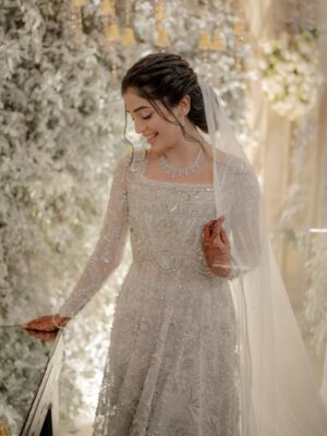 Laiba Khan Instagram - I found a love ❤️Alhamdulillah 
💄 @hooram_noor_salon
👗 @mysiebytahira by @stylebykiranraza 
💎 @divine_jewels.official
Groom’s Dress @zasonsofficial
Venue @thecorumbanquet
📷 @abdulsamadzia 
Managed by The One @0fficialmahnoorkhan & @trickytechagency