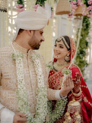 Laiba Khan Instagram - Chun liya mainy tujhe 
  Sara jahaan rehne dia ❤️ Alhamdulillah 

💄 @zakia_rukia_salon 
👗 @nomanandbhaiya 
Groom’s outfit @zasonsofficial 
📸 @abdulsamadzia 
💎 @divine_jewels.official
Floral mala @munibasofficial 
Floral  chadar @aziz_flora_1 
Managed by @0fficialmahnoorkhan @trickytechagency 
Mashallah