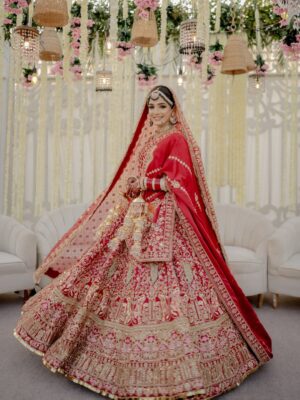 Laiba Khan Instagram - Chun liya mainy tujhe 
  Sara jahaan rehne dia ❤️ Alhamdulillah 

💄 @zakia_rukia_salon 
👗 @nomanandbhaiya 
Groom’s outfit @zasonsofficial 
📸 @abdulsamadzia 
💎 @divine_jewels.official
Floral mala @munibasofficial 
Floral  chadar @aziz_flora_1 
Managed by @0fficialmahnoorkhan @trickytechagency 
Mashallah
