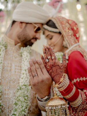 Laiba Khan Instagram - Chun liya mainy tujhe 
  Sara jahaan rehne dia ❤️ Alhamdulillah 

💄 @zakia_rukia_salon 
👗 @nomanandbhaiya 
Groom’s outfit @zasonsofficial 
📸 @abdulsamadzia 
💎 @divine_jewels.official
Floral mala @munibasofficial 
Floral  chadar @aziz_flora_1 
Managed by @0fficialmahnoorkhan @trickytechagency 
Mashallah
