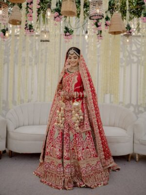 Laiba Khan Instagram - Chun liya mainy tujhe 
  Sara jahaan rehne dia ❤️ Alhamdulillah 

💄 @zakia_rukia_salon 
👗 @nomanandbhaiya 
Groom’s outfit @zasonsofficial 
📸 @abdulsamadzia 
💎 @divine_jewels.official
Floral mala @munibasofficial 
Floral  chadar @aziz_flora_1 
Managed by @0fficialmahnoorkhan @trickytechagency 
Mashallah