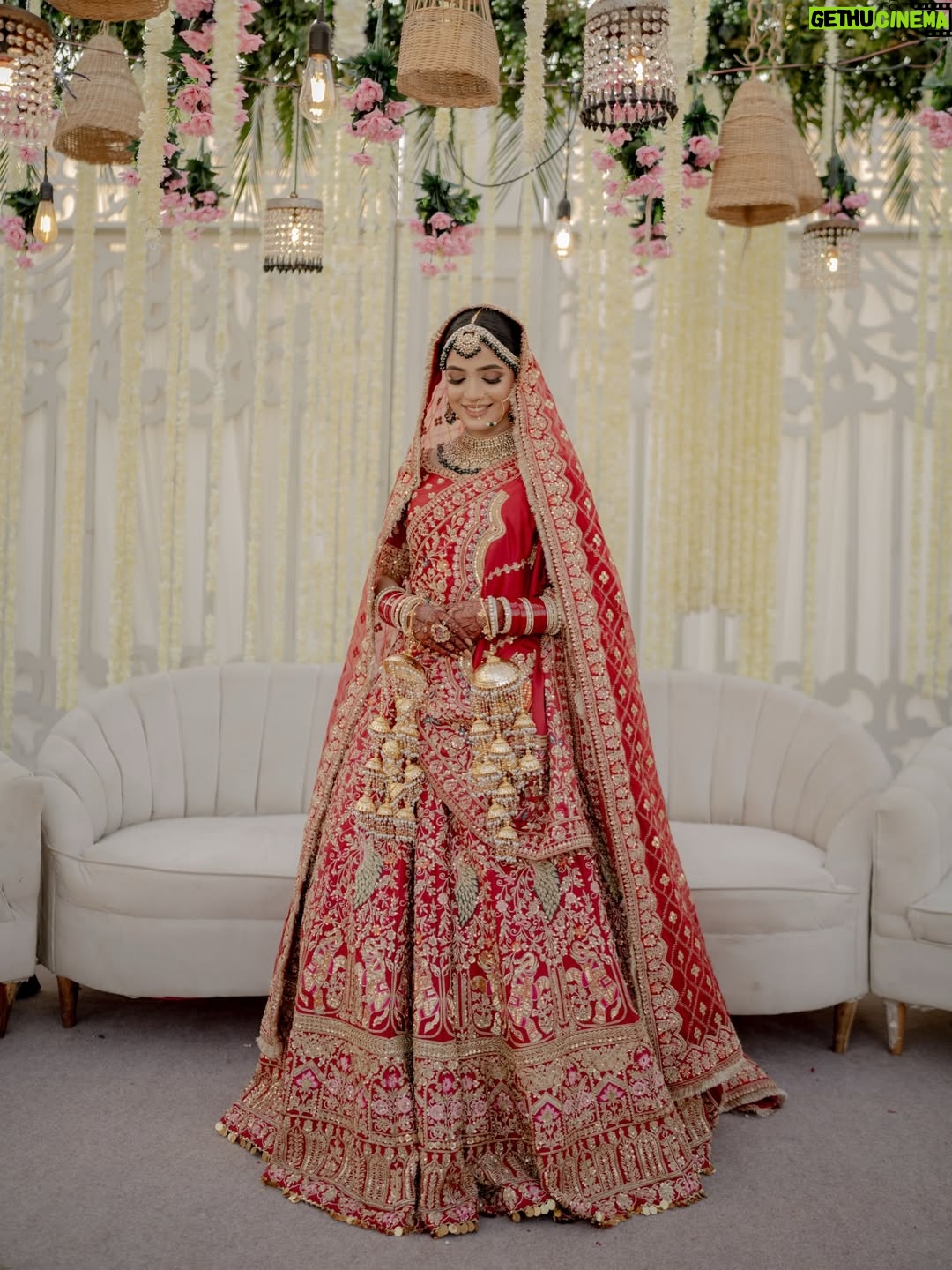 Laiba Khan - 1.4 Million Likes - Chun liya mainy tujhe 
  Sara jahaan rehne dia ❤️ Alhamdulillah 

💄 @zakia_rukia_salon 
👗 @nomanandbhaiya 
Groom’s outfit @zasonsofficial 
📸 @abdulsamadzia 
💎 @divine_jewels.official
Floral mala @munibasofficial 
Floral  chadar @aziz_flora_1 
Managed by @0fficialmahnoorkhan @trickytechagency 
Mashallah