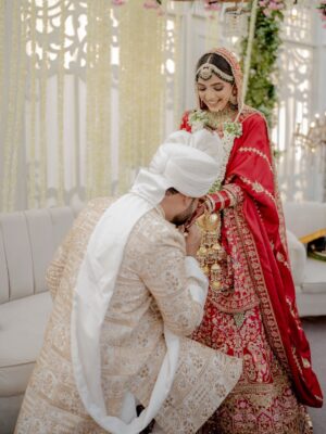 Laiba Khan Instagram - Chun liya mainy tujhe 
  Sara jahaan rehne dia ❤️ Alhamdulillah 

💄 @zakia_rukia_salon 
👗 @nomanandbhaiya 
Groom’s outfit @zasonsofficial 
📸 @abdulsamadzia 
💎 @divine_jewels.official
Floral mala @munibasofficial 
Floral  chadar @aziz_flora_1 
Managed by @0fficialmahnoorkhan @trickytechagency 
Mashallah