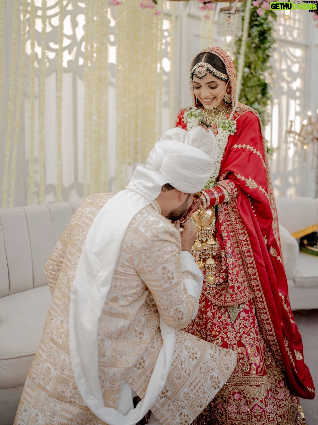 Laiba Khan - 1.4 Million Likes - Chun liya mainy tujhe 
  Sara jahaan rehne dia ❤️ Alhamdulillah 

💄 @zakia_rukia_salon 
👗 @nomanandbhaiya 
Groom’s outfit @zasonsofficial 
📸 @abdulsamadzia 
💎 @divine_jewels.official
Floral mala @munibasofficial 
Floral  chadar @aziz_flora_1 
Managed by @0fficialmahnoorkhan @trickytechagency 
Mashallah