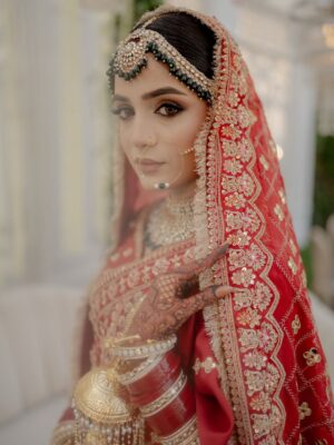 Laiba Khan Instagram - Chun liya mainy tujhe 
  Sara jahaan rehne dia ❤️ Alhamdulillah 

💄 @zakia_rukia_salon 
👗 @nomanandbhaiya 
Groom’s outfit @zasonsofficial 
📸 @abdulsamadzia 
💎 @divine_jewels.official
Floral mala @munibasofficial 
Floral  chadar @aziz_flora_1 
Managed by @0fficialmahnoorkhan @trickytechagency 
Mashallah