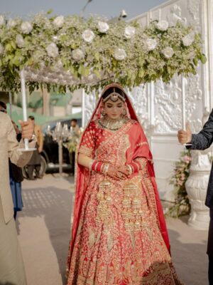 Laiba Khan Instagram - Chun liya mainy tujhe 
  Sara jahaan rehne dia ❤️ Alhamdulillah 

💄 @zakia_rukia_salon 
👗 @nomanandbhaiya 
Groom’s outfit @zasonsofficial 
📸 @abdulsamadzia 
💎 @divine_jewels.official
Floral mala @munibasofficial 
Floral  chadar @aziz_flora_1 
Managed by @0fficialmahnoorkhan @trickytechagency 
Mashallah