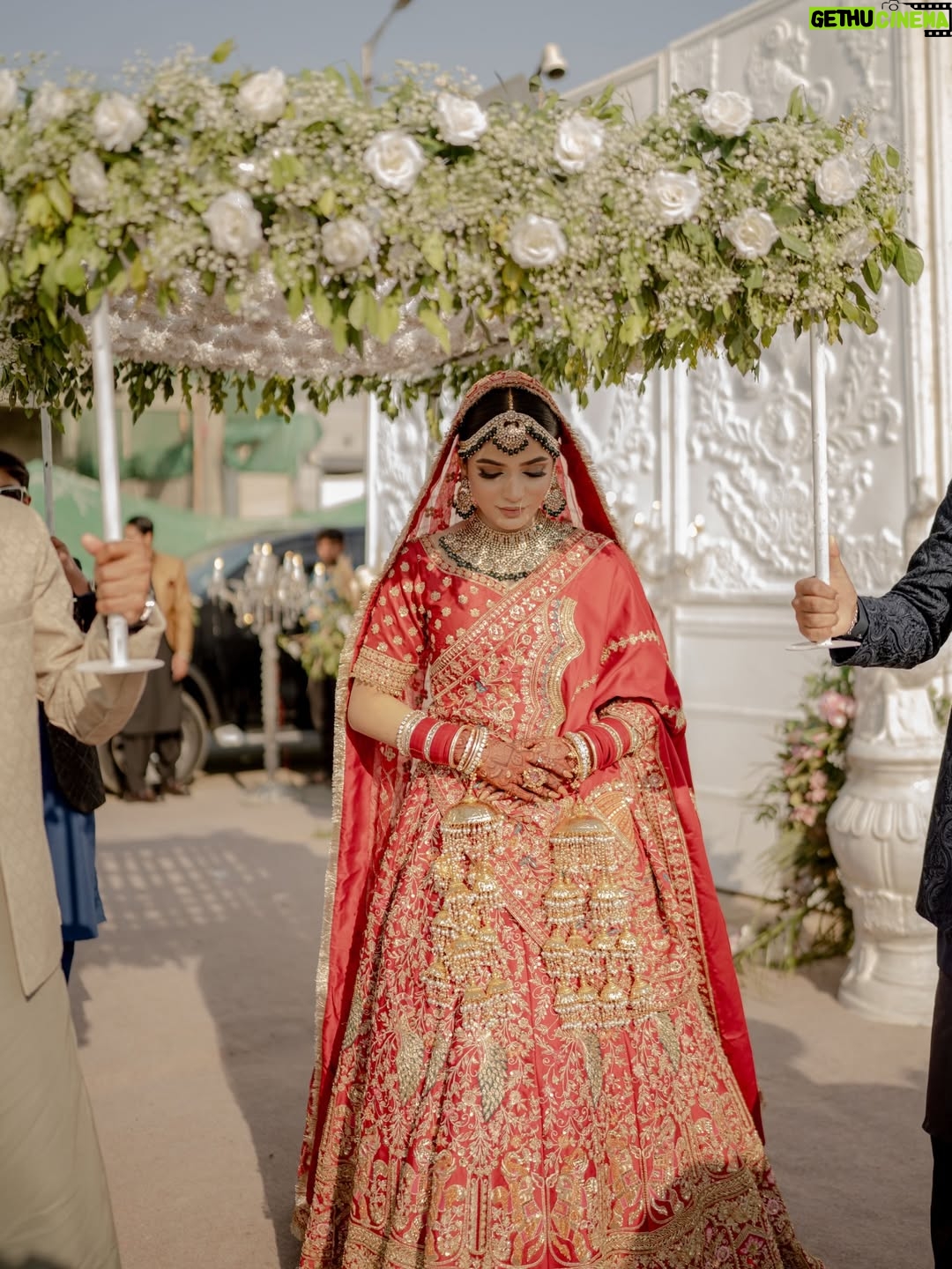 Laiba Khan - 1.4 Million Likes - Chun liya mainy tujhe 
  Sara jahaan rehne dia ❤️ Alhamdulillah 

💄 @zakia_rukia_salon 
👗 @nomanandbhaiya 
Groom’s outfit @zasonsofficial 
📸 @abdulsamadzia 
💎 @divine_jewels.official
Floral mala @munibasofficial 
Floral  chadar @aziz_flora_1 
Managed by @0fficialmahnoorkhan @trickytechagency 
Mashallah