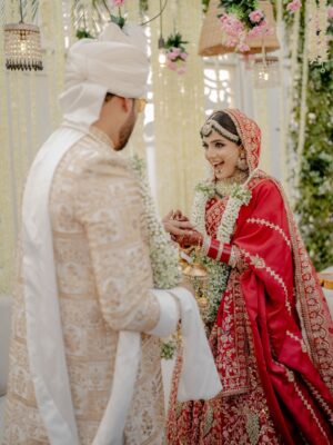 Laiba Khan Instagram - Chun liya mainy tujhe 
  Sara jahaan rehne dia ❤️ Alhamdulillah 

💄 @zakia_rukia_salon 
👗 @nomanandbhaiya 
Groom’s outfit @zasonsofficial 
📸 @abdulsamadzia 
💎 @divine_jewels.official
Floral mala @munibasofficial 
Floral  chadar @aziz_flora_1 
Managed by @0fficialmahnoorkhan @trickytechagency 
Mashallah