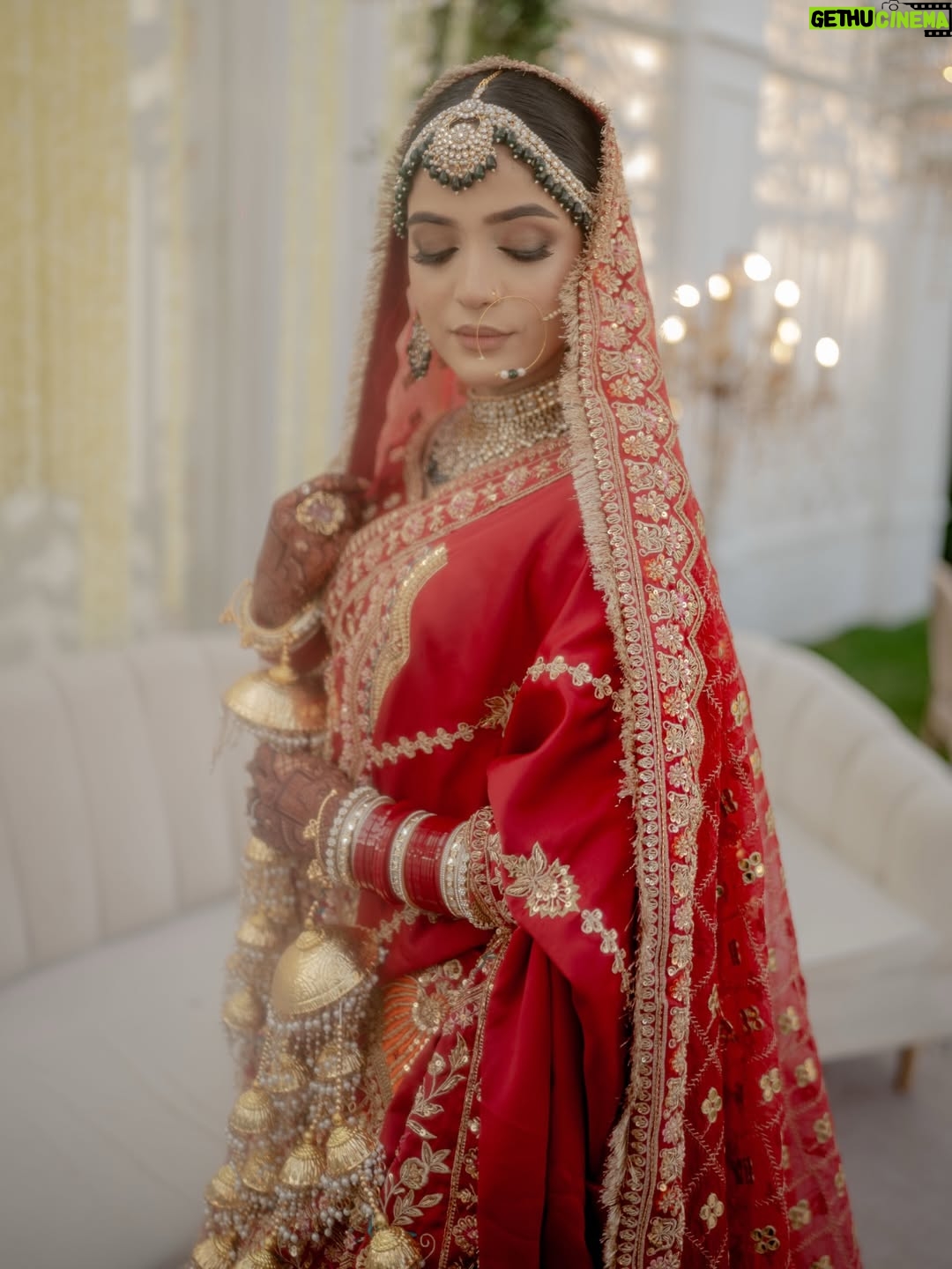 Laiba Khan - 1.4 Million Likes - Chun liya mainy tujhe 
  Sara jahaan rehne dia ❤️ Alhamdulillah 

💄 @zakia_rukia_salon 
👗 @nomanandbhaiya 
Groom’s outfit @zasonsofficial 
📸 @abdulsamadzia 
💎 @divine_jewels.official
Floral mala @munibasofficial 
Floral  chadar @aziz_flora_1 
Managed by @0fficialmahnoorkhan @trickytechagency 
Mashallah