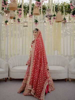 Laiba Khan Instagram - Chun liya mainy tujhe 
  Sara jahaan rehne dia ❤️ Alhamdulillah 

💄 @zakia_rukia_salon 
👗 @nomanandbhaiya 
Groom’s outfit @zasonsofficial 
📸 @abdulsamadzia 
💎 @divine_jewels.official
Floral mala @munibasofficial 
Floral  chadar @aziz_flora_1 
Managed by @0fficialmahnoorkhan @trickytechagency 
Mashallah