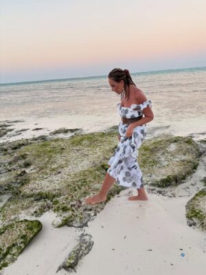 Lama Lawand Instagram - Mish Ghalat nerja3 3a Zanzibar! 😊🤣🩵🏝️💃 
#zanzibar 🩷
Thank u my dear Zalfa for this spontaneous photo shoot! @mylkanddreams 🥂😘