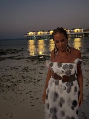 Lama Lawand Instagram - Mish Ghalat nerja3 3a Zanzibar! 😊🤣🩵🏝️💃 
#zanzibar 🩷
Thank u my dear Zalfa for this spontaneous photo shoot! @mylkanddreams 🥂😘