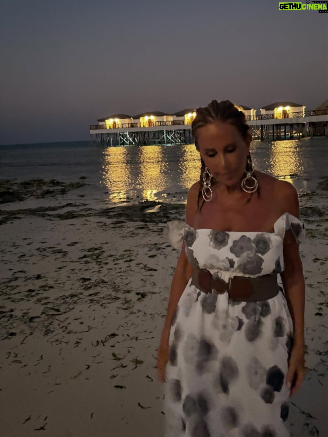Lama Lawand - 1.4K Likes - Mish Ghalat nerja3 3a Zanzibar! 😊🤣🩵🏝️💃 
#zanzibar 🩷
Thank u my dear Zalfa for this spontaneous photo shoot! @mylkanddreams 🥂😘