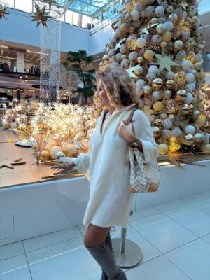 Lama Lawand Instagram - Christmas mode on ✨