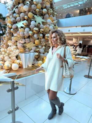 Lama Lawand Instagram - Christmas mode on ✨