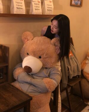 Lami Instagram - 새해 복 많이 받으세요🙇🏻‍♀️✨
2025년에도 화이팅🫶🏻