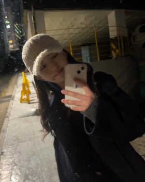 Lami Instagram - 새해 복 많이 받으세요🙇🏻‍♀️✨
2025년에도 화이팅🫶🏻
