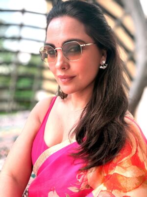 Lara Dutta Instagram - Phool Khile Hain Gulshan Gulshan 😛💐…….. felt a bit like a guldasta in my own garden! And threw on my favourite Arias X Shisenfox glasses to throw some shade ! 😎. Also got the husband to flex some of his photo taking skills! 😉 @worldofarias @shisenfox @mbhupathi